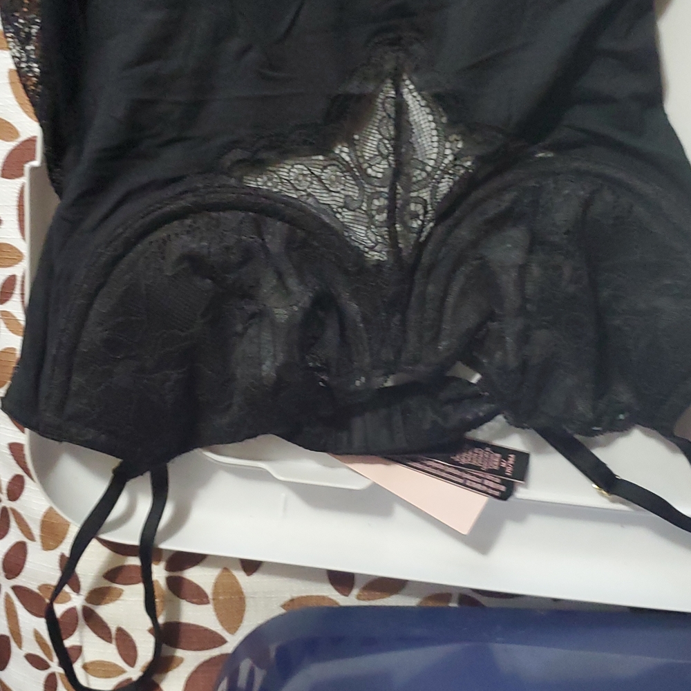 Lingerie - Picture 2 of 4
